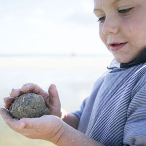 Sandburg bauen, Kinder, spielen im Strand, Sand, Familienurlaub
